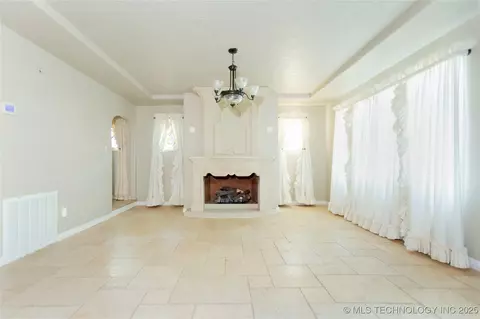 Living - 602 E Comanche St, Mcalester, OK 74501 photo 2 of 3