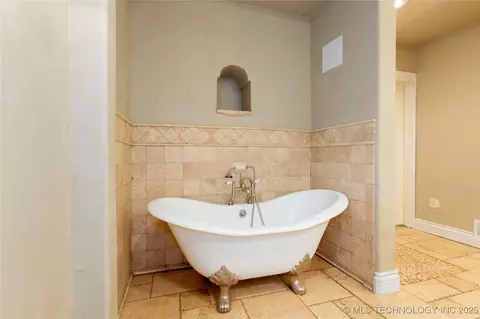 Bath - 602 E Comanche St, Mcalester, OK 74501 photo 1 of 8