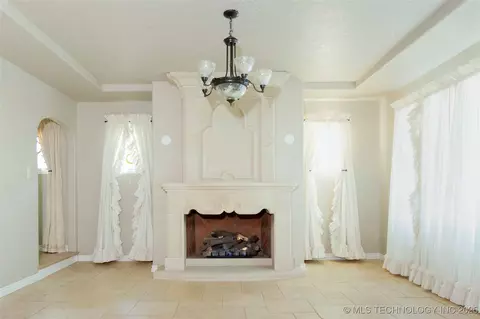 Living - 602 E Comanche St, Mcalester, OK 74501 photo 1 of 3