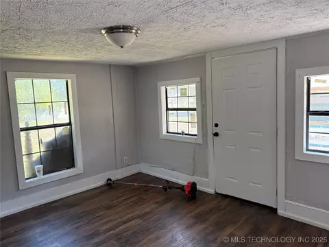 Living - 629 E Broadway, Ardmore, OK 73401 photo 2 of 4