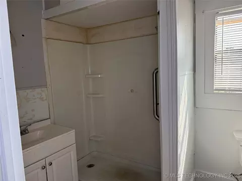 Bath - 629 E Broadway, Ardmore, OK 73401 photo 1 of 2