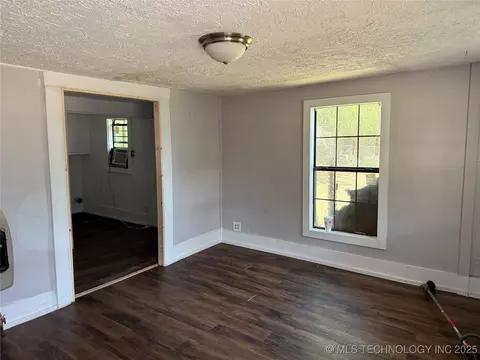Living - 629 E Broadway, Ardmore, OK 73401 photo 1 of 4