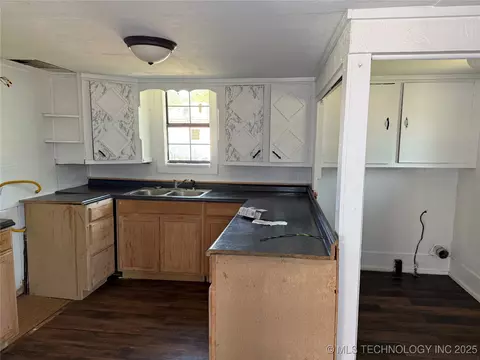 Kitchen - 629 E Broadway, Ardmore, OK 73401 photo 1 of 2
