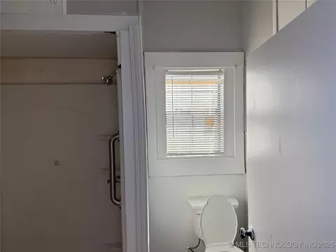 Bath - 629 E Broadway, Ardmore, OK 73401 photo 2 of 2