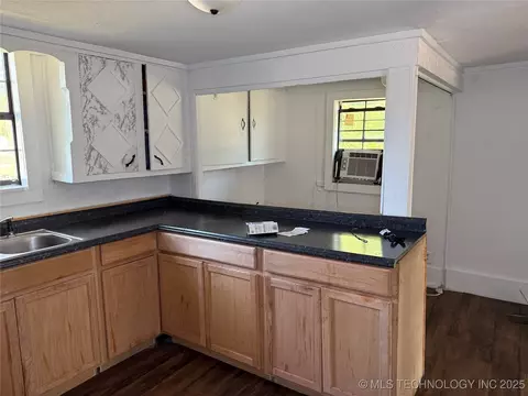 Kitchen - 629 E Broadway, Ardmore, OK 73401 photo 2 of 2