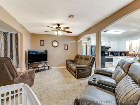 211 Byng Dr, Ada, OK 74820 photo 5