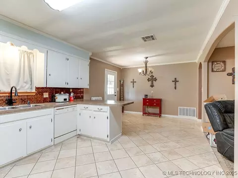 211 Byng Dr, Ada, OK 74820 photo 8
