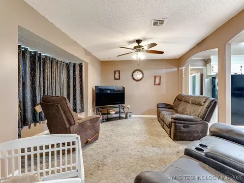 211 Byng Dr, Ada, OK 74820 photo 4