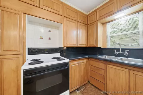 2547 E 18th St E, Tulsa, OK 74104 photo 13