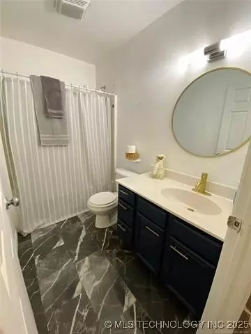 Bath - 3527 E Berkeley St, Broken Arrow, OK 74014 photo 2 of 3
