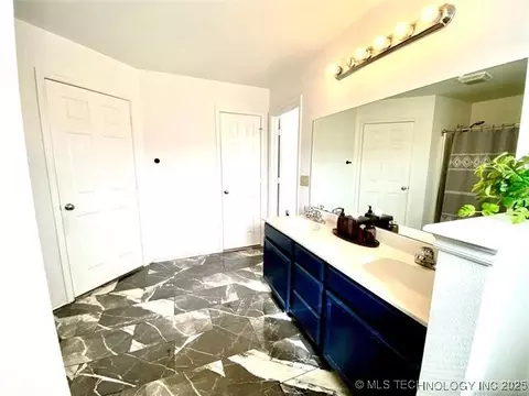 Bath - 3527 E Berkeley St, Broken Arrow, OK 74014 photo 3 of 3