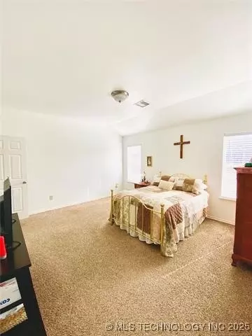 Bedroom - 3527 E Berkeley St, Broken Arrow, OK 74014 photo 4 of 4