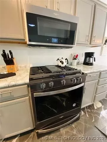 Kitchen - 3527 E Berkeley St, Broken Arrow, OK 74014 photo 5 of 7