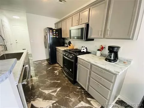 Kitchen - 3527 E Berkeley St, Broken Arrow, OK 74014 photo 6 of 7