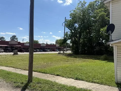 120 S 1st St, Stilwell, OK 74960