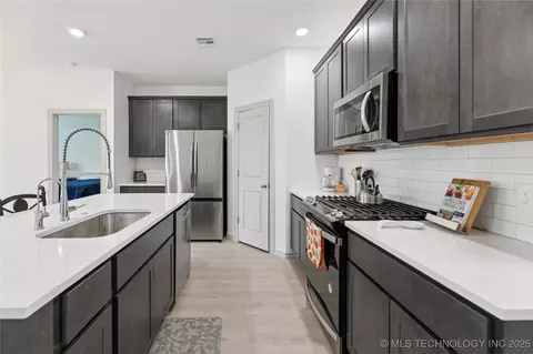 Kitchen - 7402 E Pittsburg Ct, Broken Arrow, OK 74014 photo 2 of 4