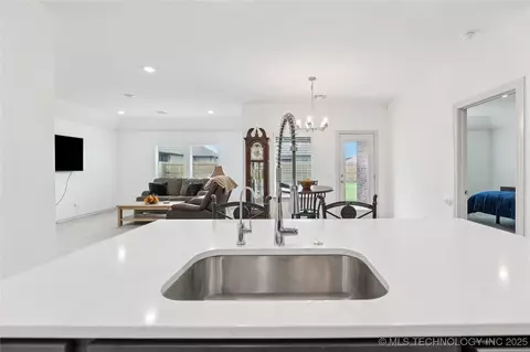 Kitchen - 7402 E Pittsburg Ct, Broken Arrow, OK 74014 photo 4 of 4