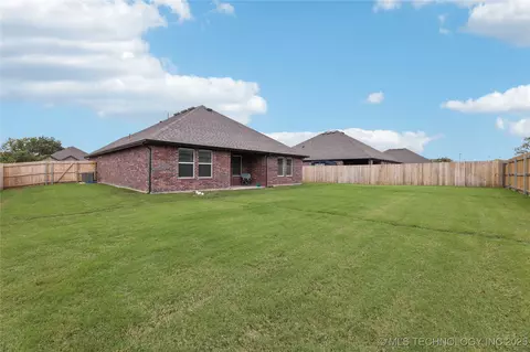 Exterior - 7402 E Pittsburg Ct, Broken Arrow, OK 74014 photo 3 of 3