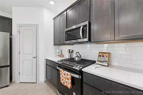 Kitchen - 7402 E Pittsburg Ct, Broken Arrow, OK 74014 photo 3 of 4