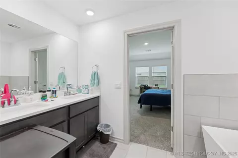 Bath - 7402 E Pittsburg Ct, Broken Arrow, OK 74014 photo 3 of 4