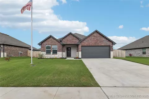 7402 E Pittsburg Ct, Broken Arrow, OK 74014
