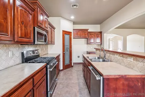 1221 E 134th St, Glenpool, OK 74033 photo 16