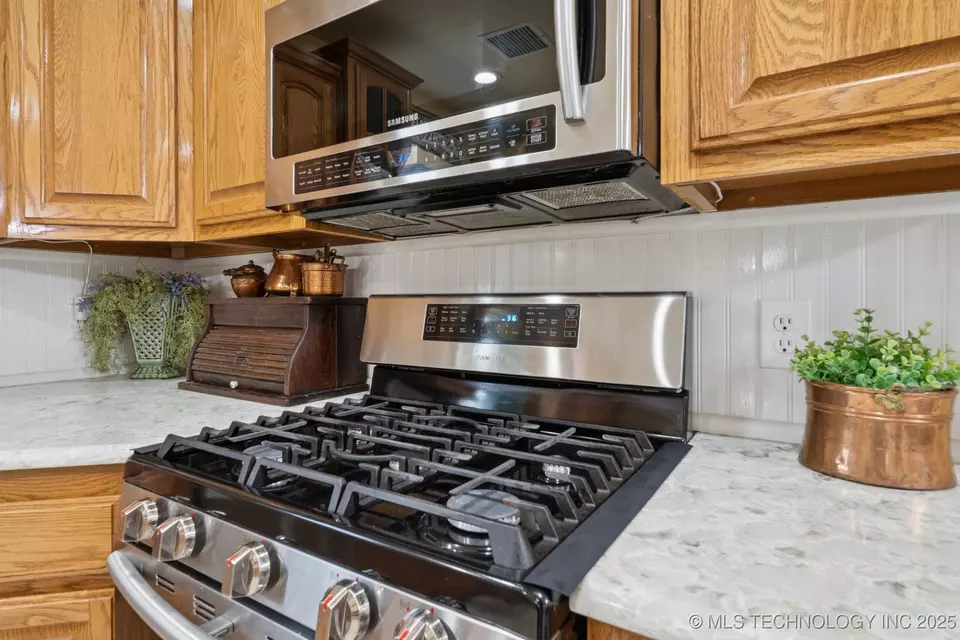 Kitchen - 22485 Riverwood Dr, Claremore, OK 74019 photo 3 of 6
