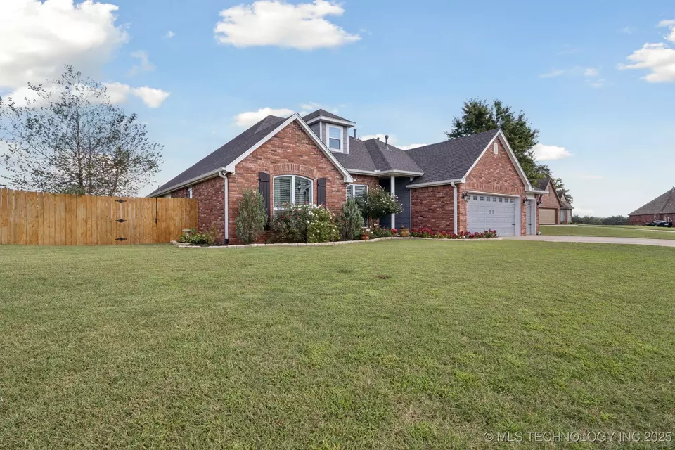 Exterior - 22485 Riverwood Dr, Claremore, OK 74019 photo 3 of 10