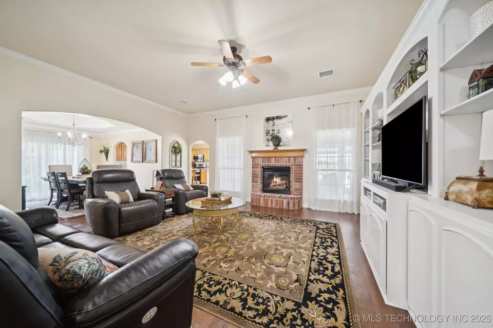 Living - 22485 Riverwood Dr, Claremore, OK 74019 photo 1 of 3