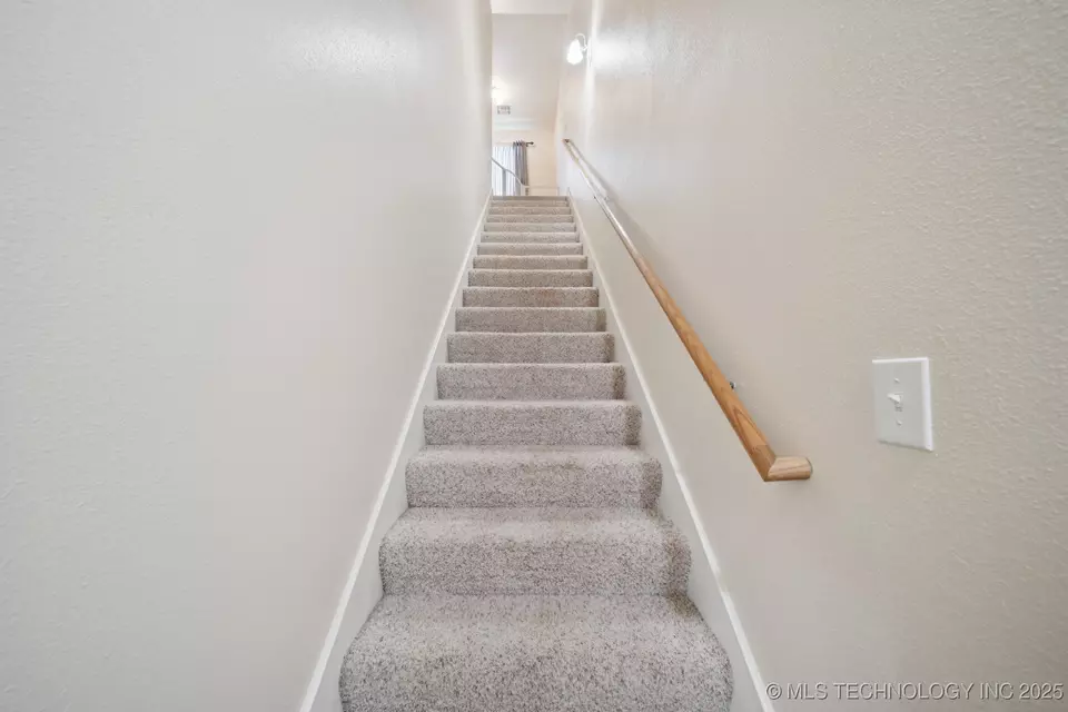 Entry Way - 22485 Riverwood Dr, Claremore, OK 74019 photo 4 of 5