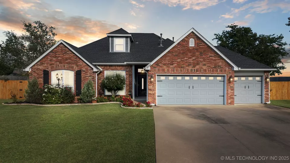 Exterior - 22485 Riverwood Dr, Claremore, OK 74019 photo 1 of 10