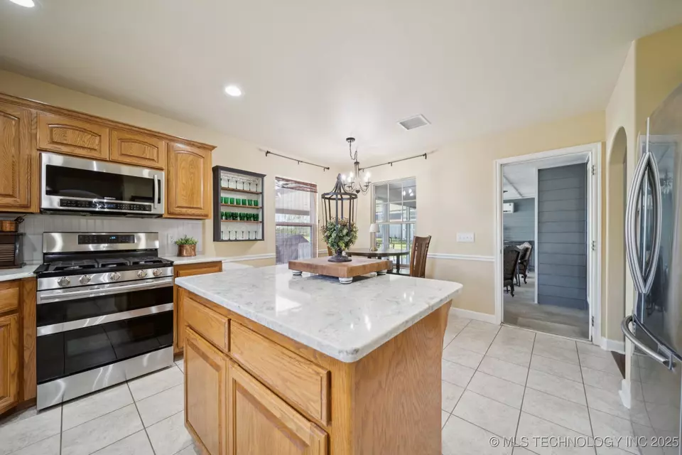 Kitchen - 22485 Riverwood Dr, Claremore, OK 74019 photo 5 of 6