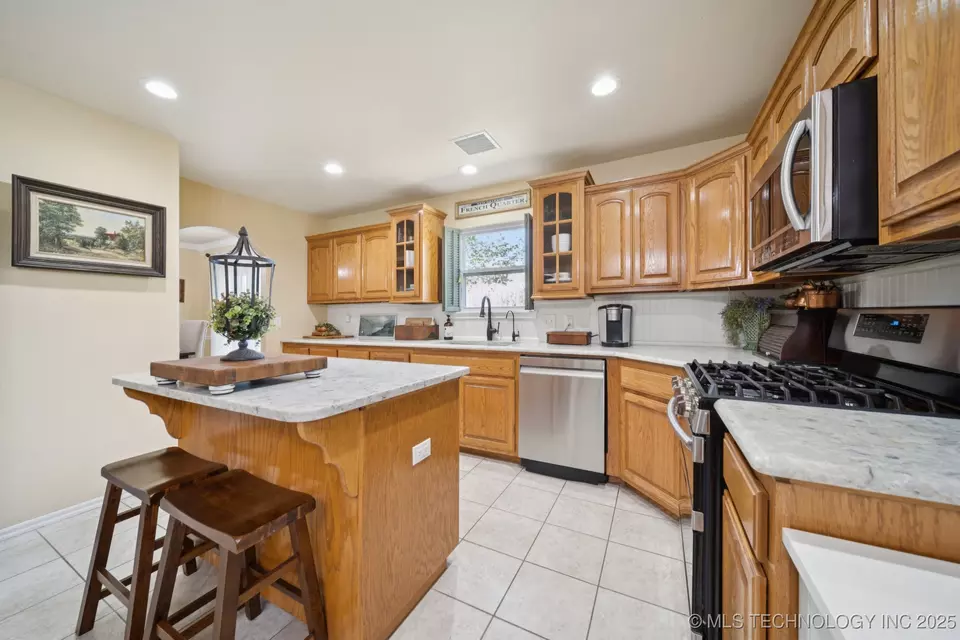 Kitchen - 22485 Riverwood Dr, Claremore, OK 74019 photo 2 of 6