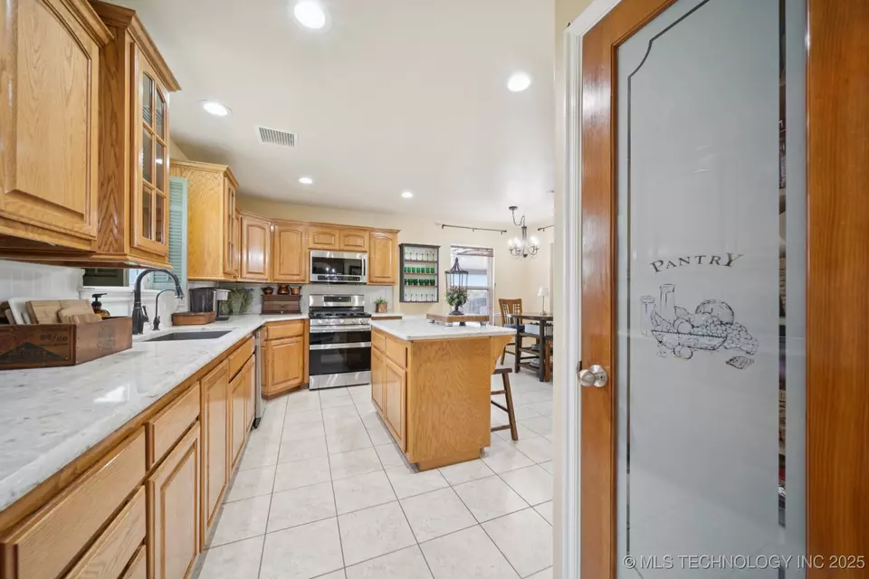 Kitchen - 22485 Riverwood Dr, Claremore, OK 74019 photo 6 of 6