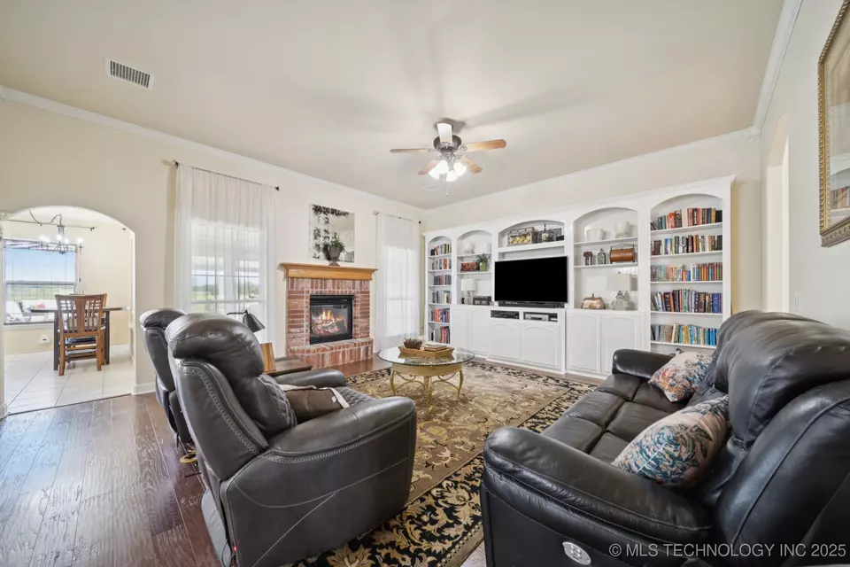 Living - 22485 Riverwood Dr, Claremore, OK 74019 photo 3 of 3