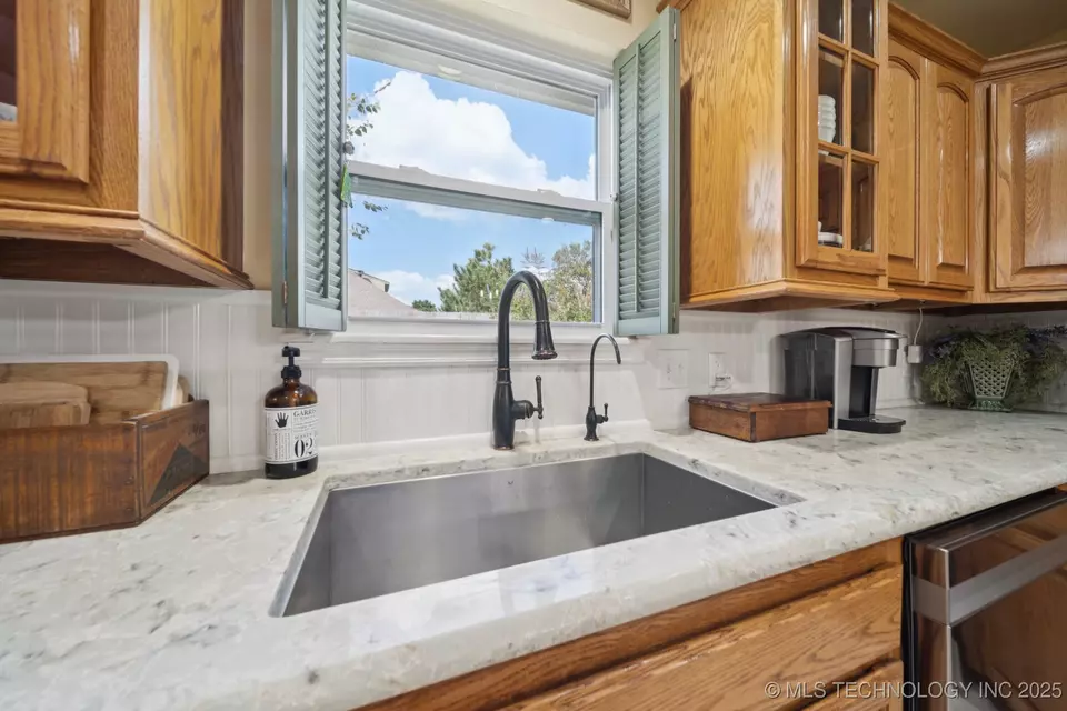 Kitchen - 22485 Riverwood Dr, Claremore, OK 74019 photo 4 of 6