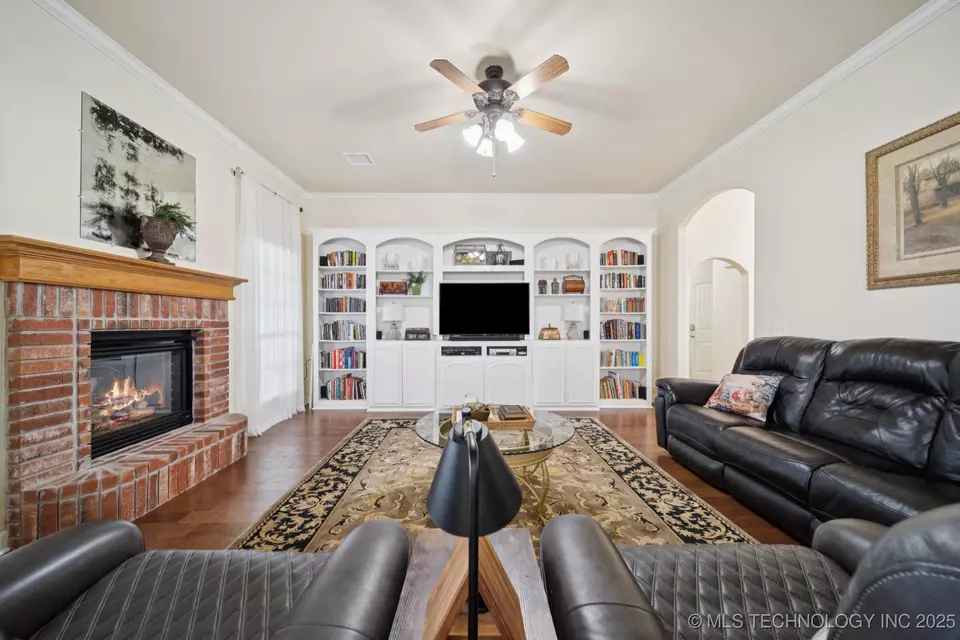 Living - 22485 Riverwood Dr, Claremore, OK 74019 photo 2 of 3