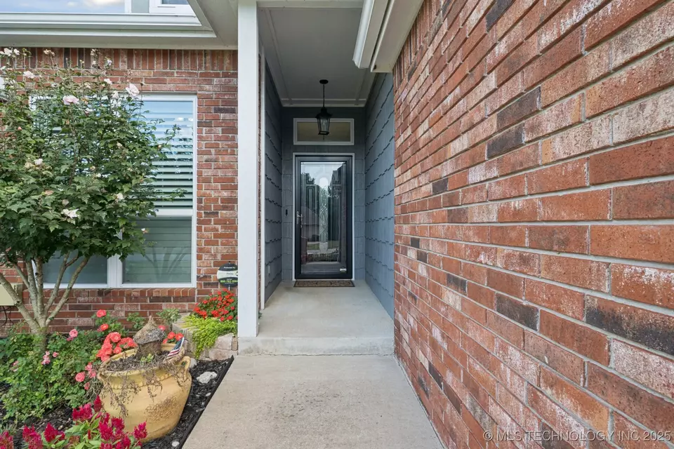 Entry Way - 22485 Riverwood Dr, Claremore, OK 74019 photo 1 of 5