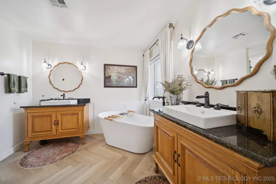 Bath - 22485 Riverwood Dr, Claremore, OK 74019 photo 3 of 6