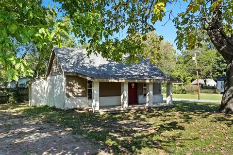 208 N Division St, Coweta, OK 74429