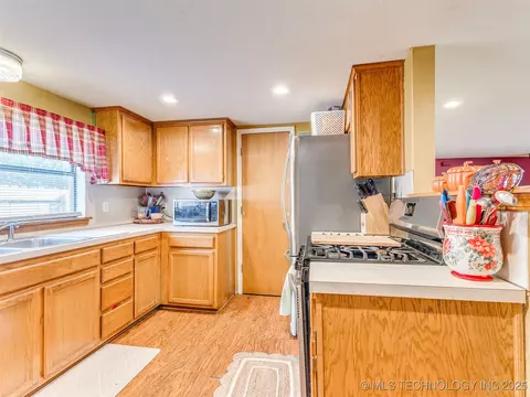 Kitchen - 25888 E 191st St S, Haskell, OK 74436 photo 8 of 8