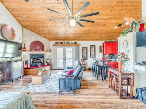 Living - 25888 E 191st St S, Haskell, OK 74436 photo 7 of 8