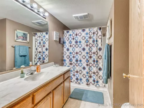 Bath - 25888 E 191st St S, Haskell, OK 74436 photo 6 of 6