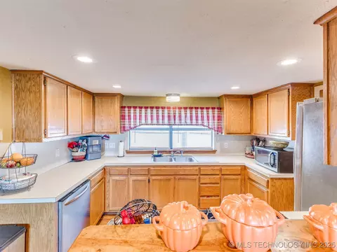 Kitchen - 25888 E 191st St S, Haskell, OK 74436 photo 7 of 8