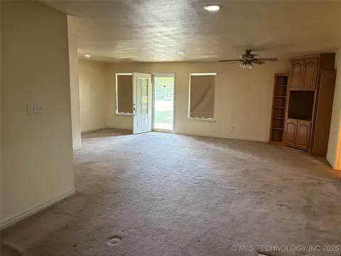 Living - 215 E Leecraft, Colbert, OK 74733 photo 3 of 9