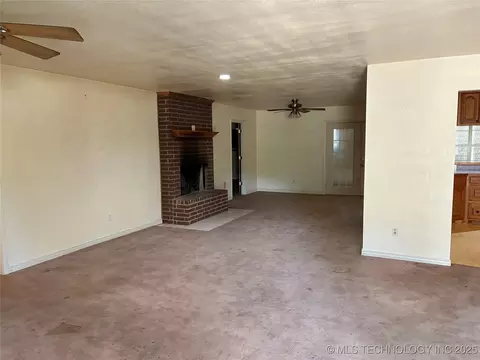 Living - 215 E Leecraft, Colbert, OK 74733 photo 2 of 9
