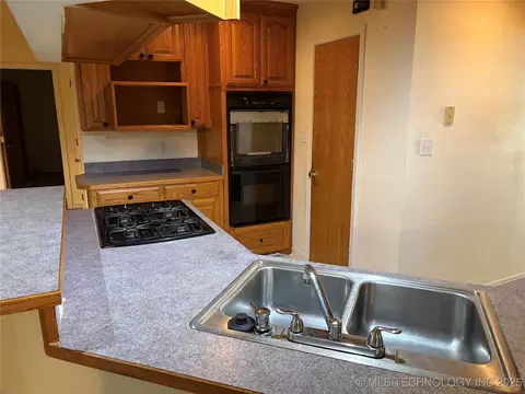 Kitchen - 215 E Leecraft, Colbert, OK 74733 photo 1 of 2