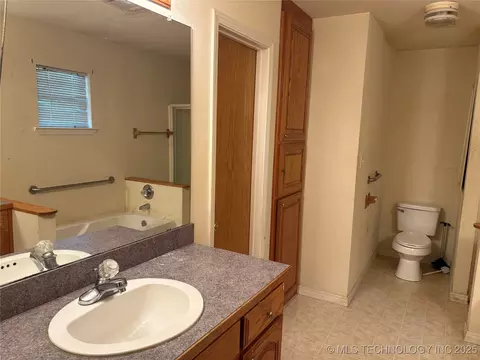 Bath - 215 E Leecraft, Colbert, OK 74733 photo 3 of 5