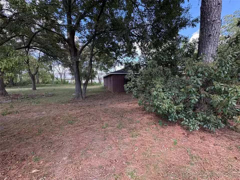 Exterior - 215 E Leecraft, Colbert, OK 74733 photo 4 of 6