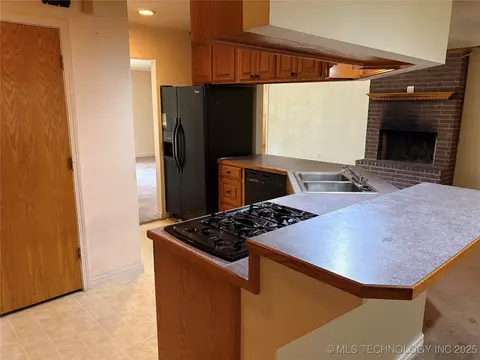 Kitchen - 215 E Leecraft, Colbert, OK 74733 photo 2 of 2